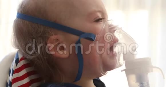 生病的男孩用氧气面罩哭泣视频的预览图