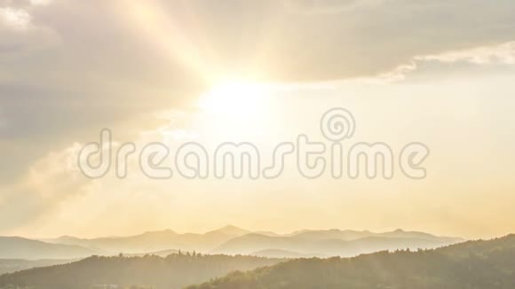 雄伟的阳光照耀着天空神圣的阳光落在山上带来了幸福视频的预览图