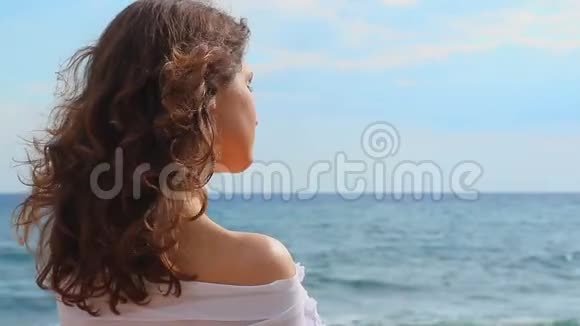 近景后景温柔的女性在海边的海滩上放松夏天视频的预览图