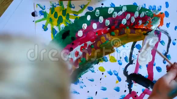 儿童绘画活动儿童绘画水彩活动手指颜料丙烯酸颜料儿童美术视频的预览图