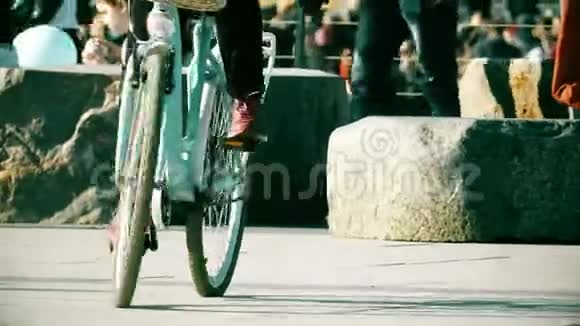 不知名的人在街上骑着古典自行车视频的预览图
