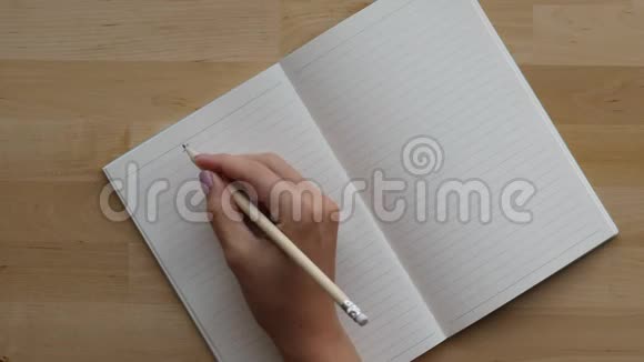 学生用铅笔在笔记本上写汉字视频的预览图