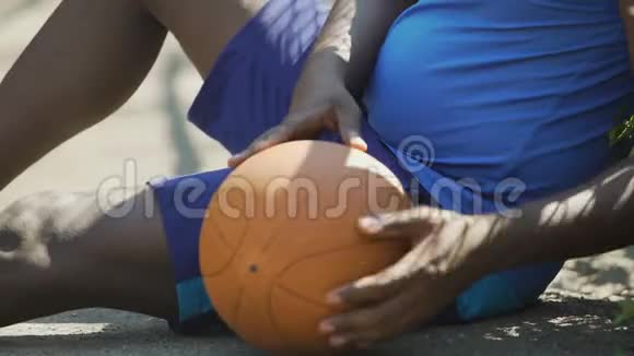 篮球比赛结束后坐在地上的美国黑人男性视频的预览图