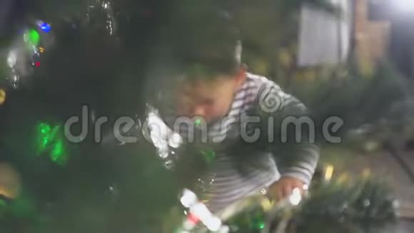 男孩在圣诞树附近玩捐赠的自行车视频的预览图
