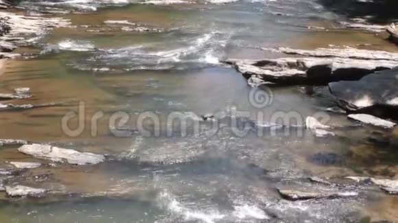 佐治亚州索普溪夏天一个近景的水流过索普溪的岩石视频的预览图