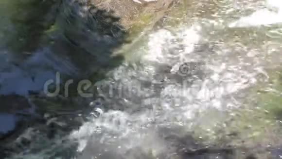 佐治亚州索普溪夏天一个近景的水流过索普溪的岩石视频的预览图