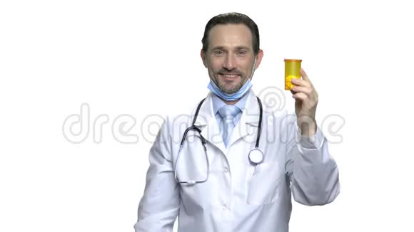 快乐的成熟医生出示一瓶药丸视频的预览图