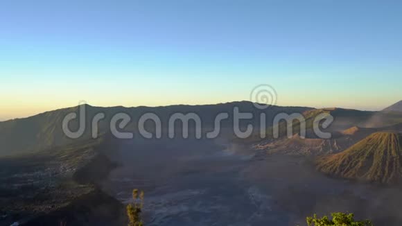 印度尼西亚爪哇岛腾格卡尔德拉火山内的Bromo火山的视点日出视频的预览图