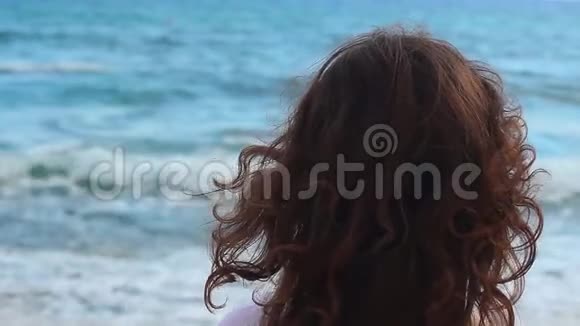 美丽的女人赤裸的肩膀看着大海在度假胜地放松全景视频的预览图