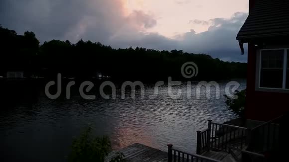 日落时分安大略省约瑟夫湖上一片阳光灿烂的云层视频的预览图