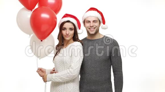 慢动作的白种人男子亲吻他的女朋友脸颊拿着气球视频的预览图