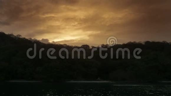 美丽的景色从海洋的岛屿背面点燃日落的天空视频的预览图