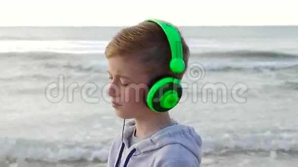 带着绿色耳机的男孩视频的预览图