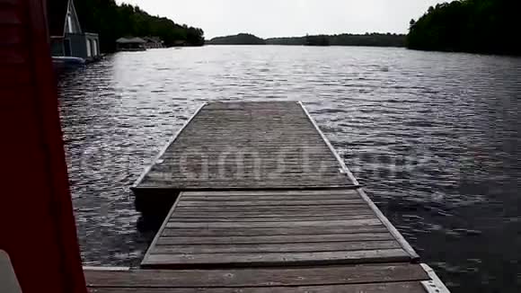 沿着一个木码头朝安大略的约瑟夫湖走去视频的预览图