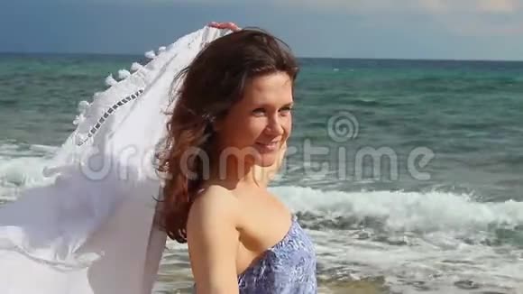 快乐美丽的女人在海滩上享受休息的肖像模特摆姿势特写视频的预览图