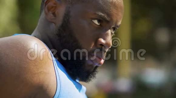 美国黑人运动员汗流浃背的表情严肃的期待动力视频的预览图
