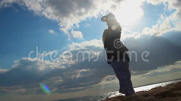 孤独的女人站在海边的阳光下破碎的感情视频的预览图