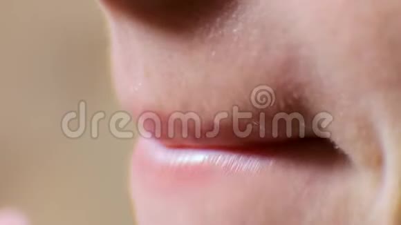 女人触摸软唇与手指特写唇部护理视频的预览图