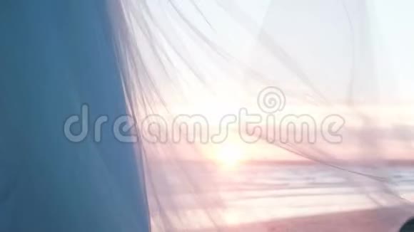 夏日夕阳西下婚纱迎风飘扬裙子上透明的面纱网在视频的预览图