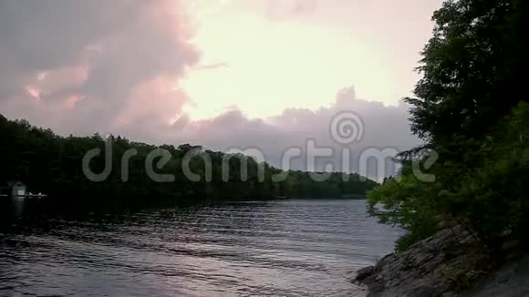 日落时分安大略省约瑟夫湖上一片阳光灿烂的云层视频的预览图