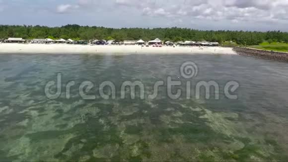 美丽的海滩在印度尼西亚巴厘岛空中观景视频的预览图