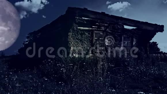神秘的旧废弃的房子月光下的鬼屋Nd和Nd视频的预览图
