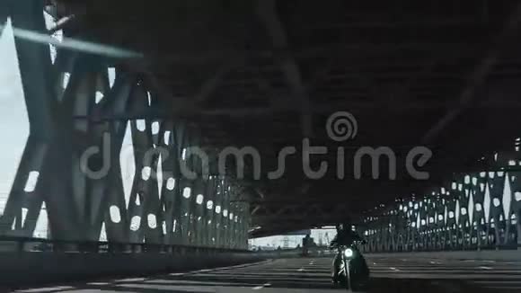 摩托车在城市大桥上视频的预览图
