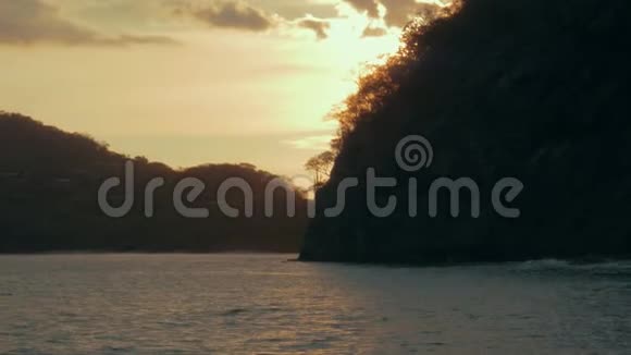 穿过一个岛屿太阳在它的背后显露出来视频的预览图