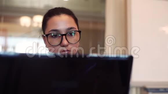 商务女性工作使用电脑坐在办公室的办公桌上特写镜头视频的预览图