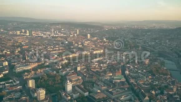 苏黎世中心和Limmat河的空中全景拍摄视频的预览图