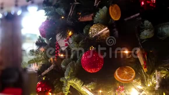 用花环装饰圣诞树的特写框架美丽的圣诞树上装饰着五颜六色的球视频的预览图