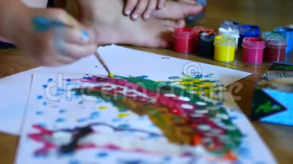儿童绘画活动儿童绘画水彩活动手指颜料丙烯酸颜料儿童美术视频的预览图