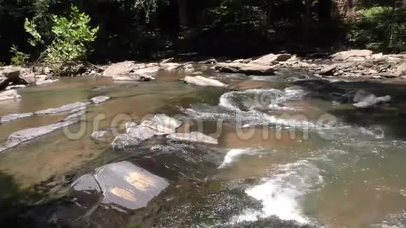 佐治亚州索普溪夏天放大索普溪上的瀑布和岩石视频的预览图