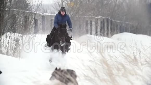 马术运动骑着快马在雪域驰骋的骑马女子视频的预览图