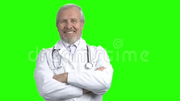 老医生抱着双臂大笑的肖像视频的预览图