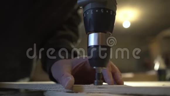 在木工店里数控钻钻在木板上钻一个字母做成一个正弦的接近的镜头视频的预览图