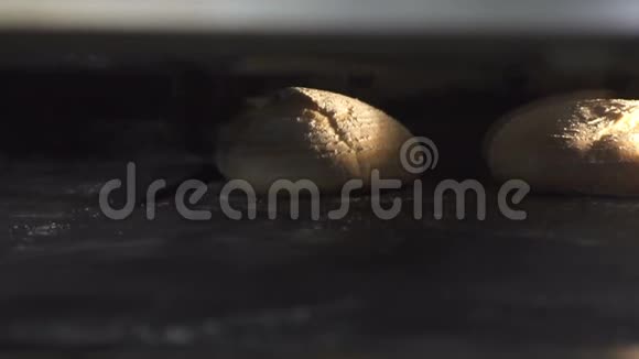 从烤箱里拿出成品面包慢动作视频的预览图