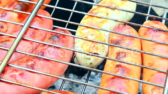 烤架上的香肠视频的预览图
