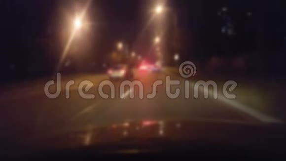 夜间行驶在繁忙的城市交通中具有模糊效应驱动程序视图POV视频的预览图