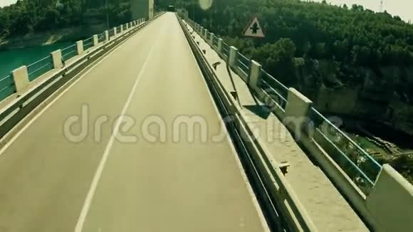 Pov汽车驾驶镜头穿越西班牙的Alarcon大坝视频的预览图