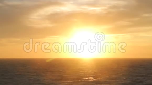 鸟儿迎风飞翔背景是海滩上的日落海洋和太阳视频的预览图