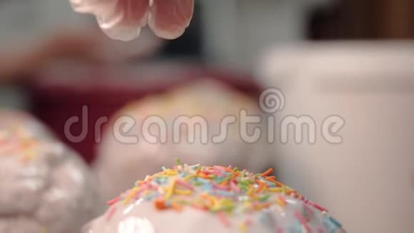 特写的复活节蛋糕洒满了洒水库存录像在甜美的白色釉面蛋糕上倒彩虹视频的预览图