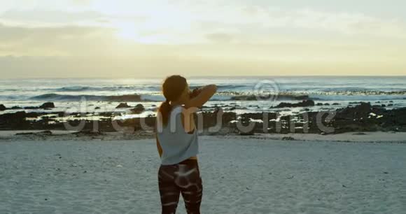 女子站在沙滩上双手挽臀视频的预览图