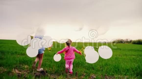 两个小女孩在一起玩得很开心带着球在球场上跑来跑去其中一个跌跌撞撞开心快乐视频的预览图