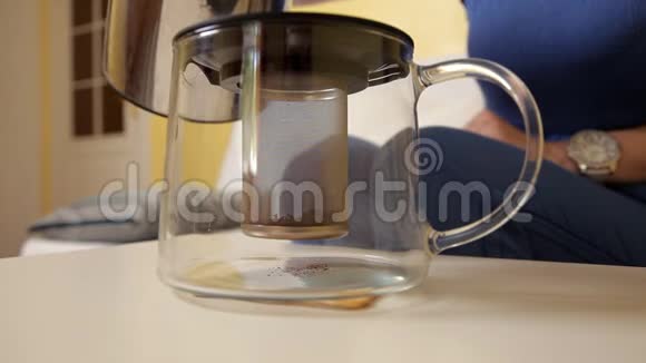 一个年轻的女孩在一个特殊的茶壶里倒水来泡茶冲泡茶茶饮视频的预览图