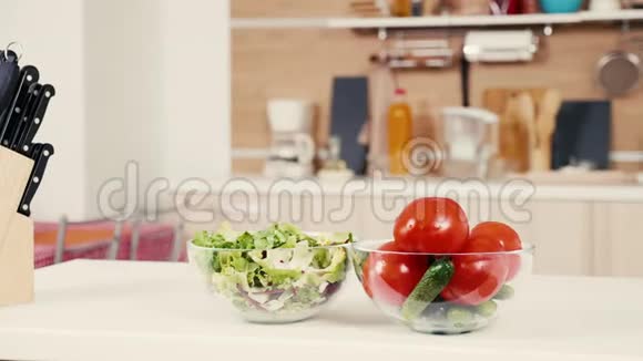 桌子上放两碗蔬菜和沙拉视频的预览图
