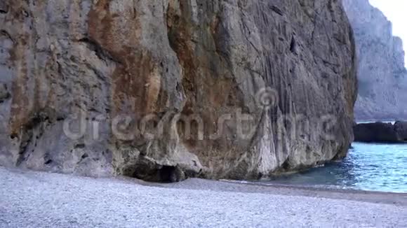 蓝色大海的海岸悬崖景观艺术完美的夏季区域蓝色的海洋和悬崖峭壁耸立的海景视频的预览图