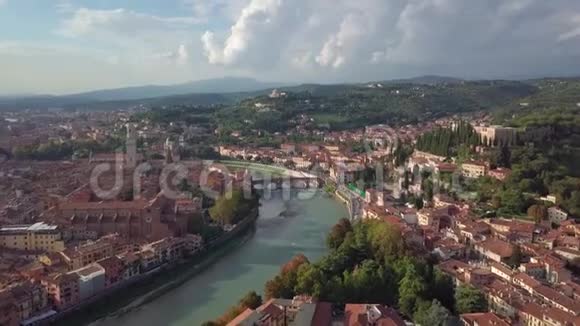 全景无人机俯瞰中世纪爱情之城维罗纳彼得拉桥和阿迪格河视频的预览图