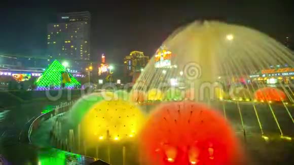 中国的喷泉在城市里夜以继日视频的预览图