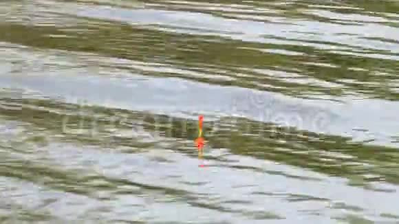 钓鱼漂浮在湖面上视频的预览图
